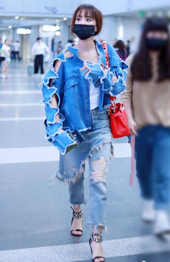 个性 蔡依林彻底放飞自我，一身衣服“破”到令人心疼，这时尚好难懂