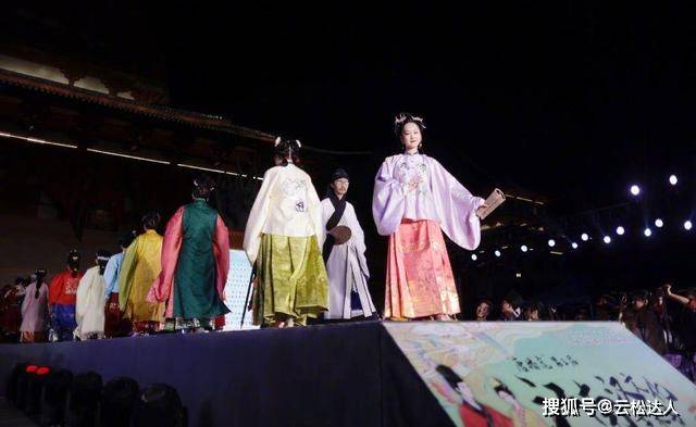 设计 “人间真实”的汉服实拍，虽然显矮+显胖，但胜在端庄、优雅