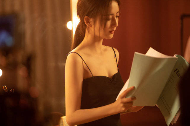 赵丽颖 佟丽娅离婚后惊艳绽放！穿中国红裙出演MV比赵丽颖绝美，跳舞美到爆