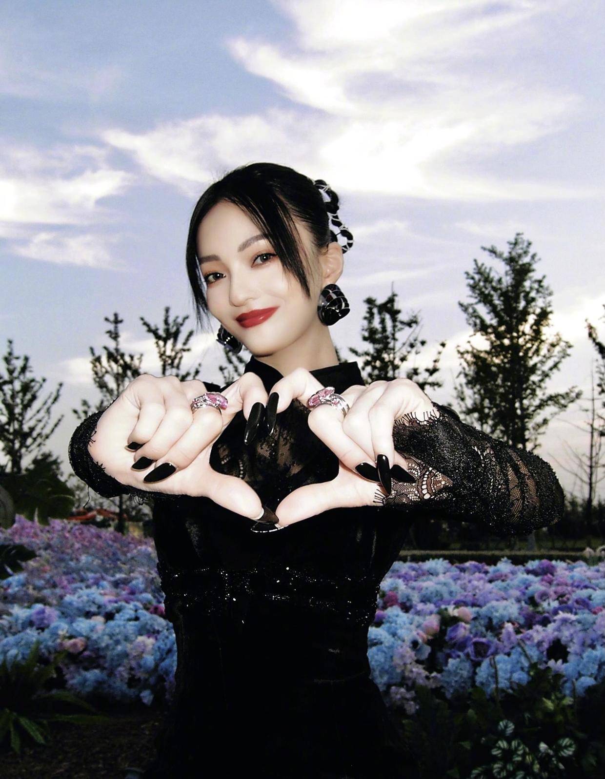 整体 张韶涵这裙子不错，“蕾丝+丝绒”，158cm身高穿出176气场