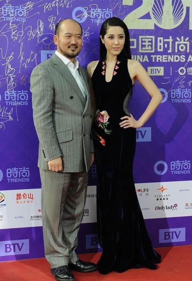 身材 曾黎也太会穿了，紧身旗袍腰身还拼两块薄纱，这曲线让人移不开眼