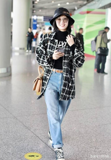 设计 苗苗不愧是天然气质美女，穿黑色工装也那么迷人，郑恺真有福气了