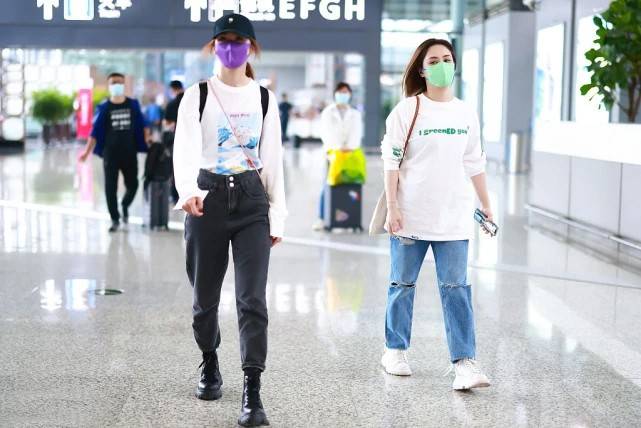 身材 阿娇阿Sa亮相机场,两人都用卫衣配牛仔裤,穿出的效果相差却很远