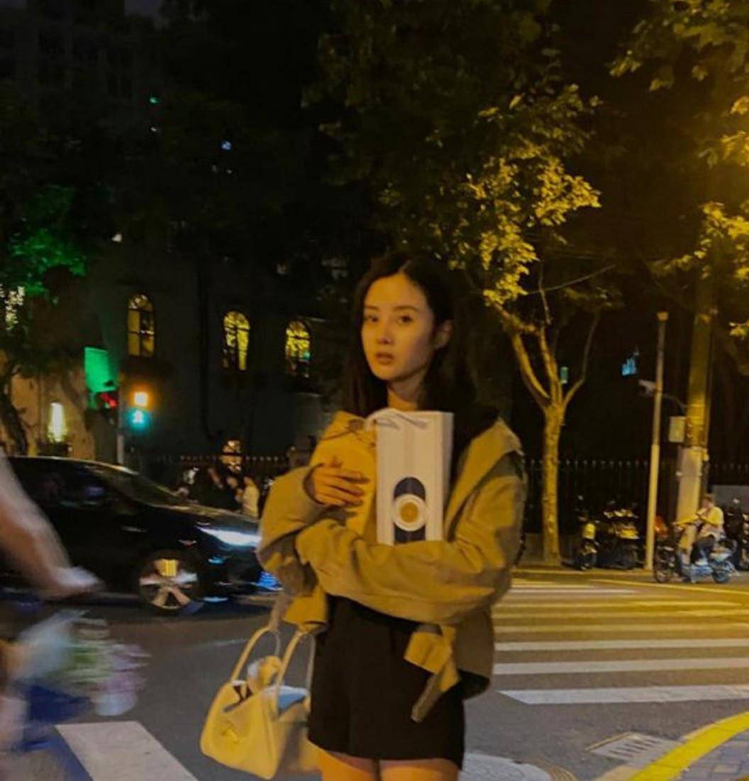 整体 李光洁带家人出门游玩，小10岁的妻子穿白衬衫出镜，大长腿真吸睛