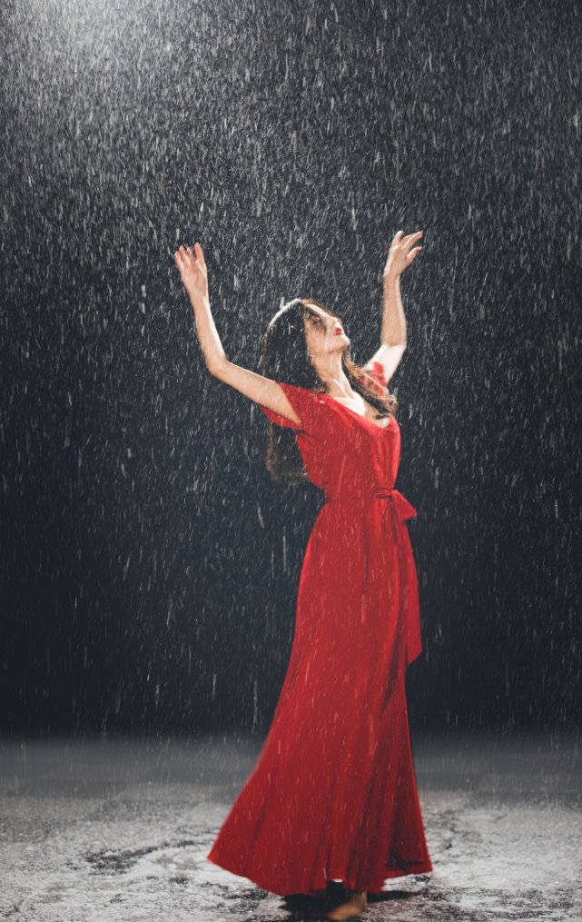 赵丽颖 佟丽娅离婚后惊艳绽放！穿中国红裙出演MV比赵丽颖绝美，跳舞美到爆