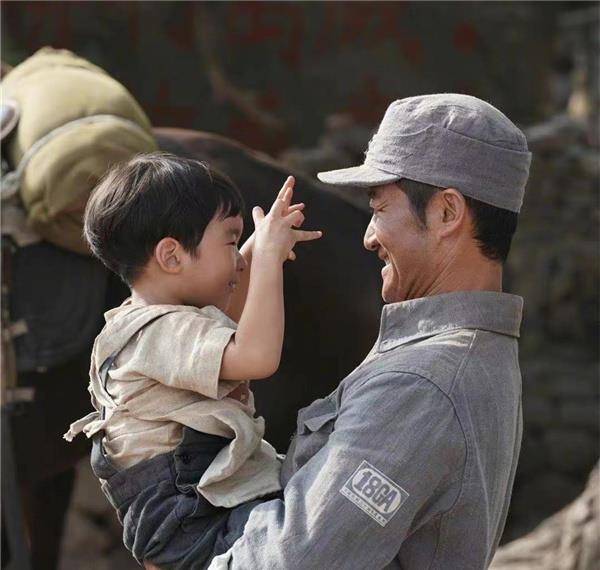 吴京小|《乘风》中的小演员是吴京小儿子，谢楠晒父子片场合影，温馨有爱