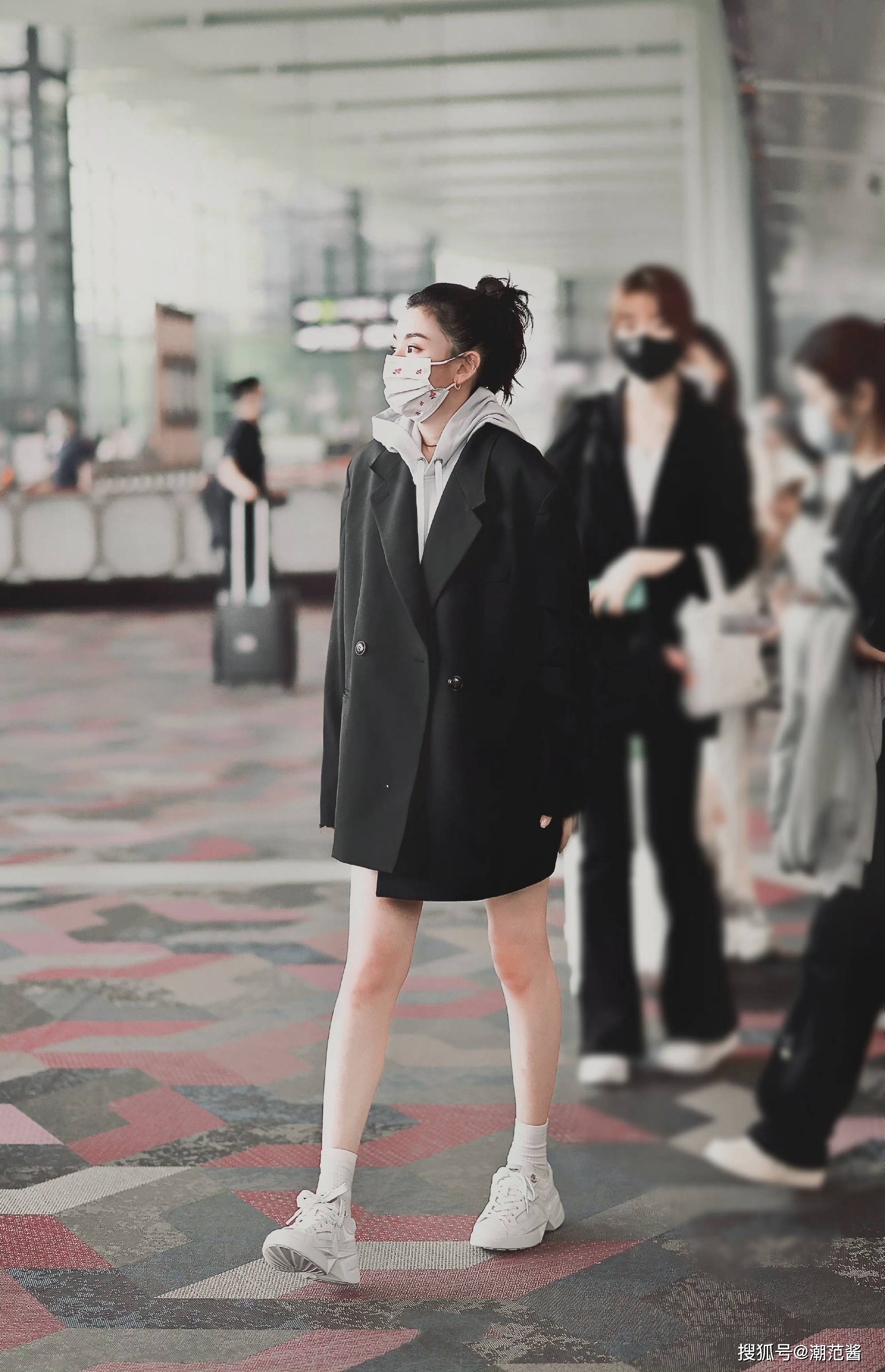 显得 “紧急外套”准备好了吗？学会这样穿百搭又藏肉，赢过韩剧女主