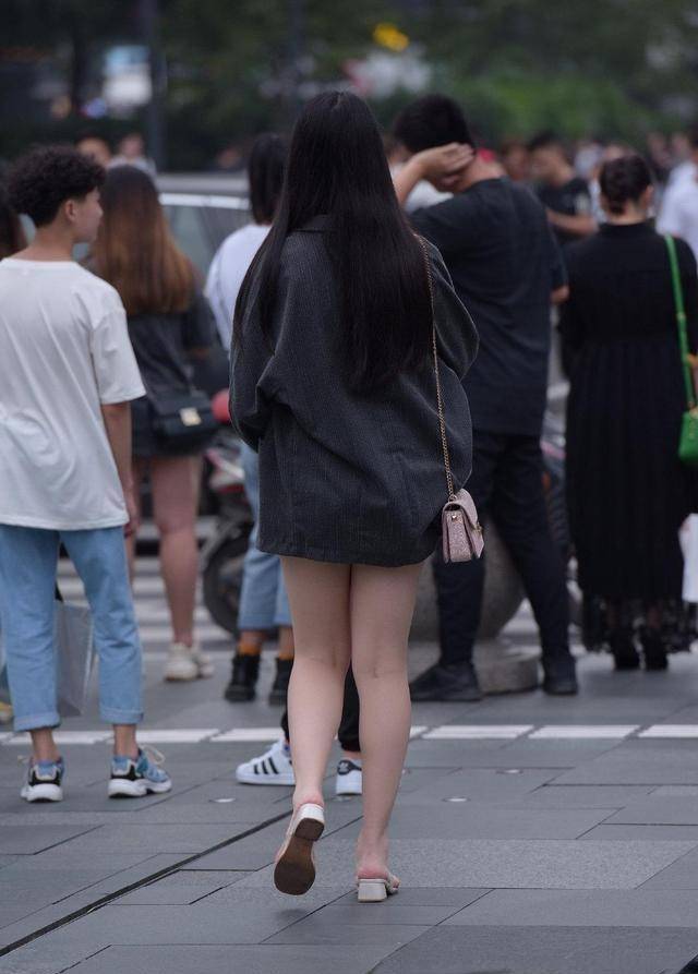 黑色 心思别致的瑜伽裤更显优雅大方的气质，美出了优雅感，还显年轻