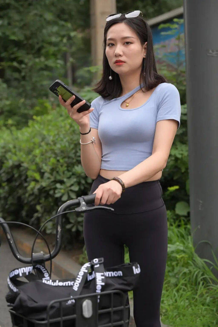 身材 “健美裤”的几种不同穿法，穿搭更显时髦潮流