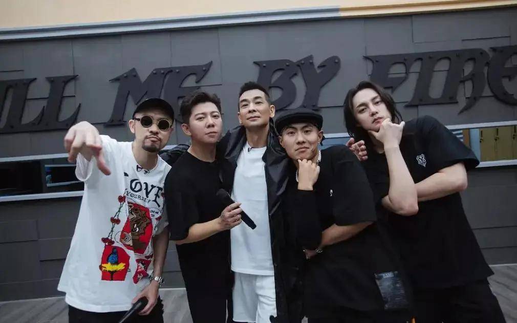 大姐|芒果台真敢想,凤凰传奇被网约车小哥惊到,这露天K歌节目太带劲