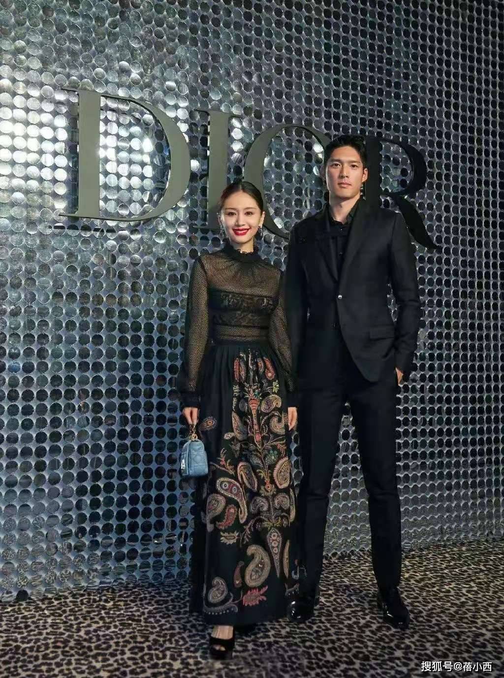 黑色 王子文化身为大女人,穿透明上衣配印花半裙,性感撩人又不失气场