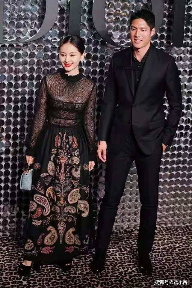 黑色 王子文化身为大女人,穿透明上衣配印花半裙,性感撩人又不失气场