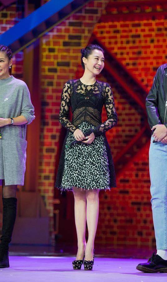 保养 许晴状态保养得好，穿蕾丝装透白嫩肤色，真该加个外套遮一遮