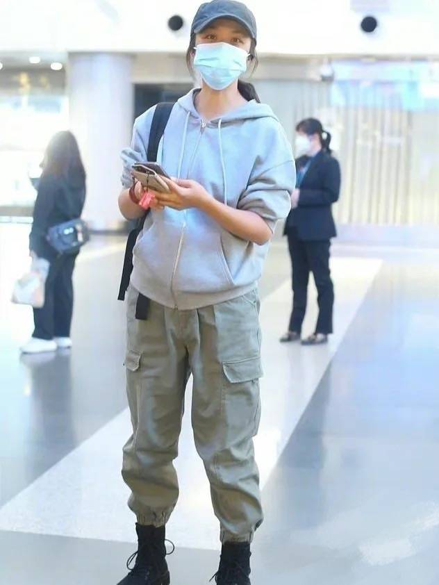 颜色 汤唯从不刻意打扮，素颜走机场还这么有气质，天生丽质就是漂亮！