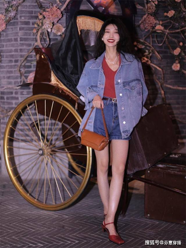 配饰 看了周慧敏80年代的穿搭,突然明白:当下的“网红风”到底输在哪