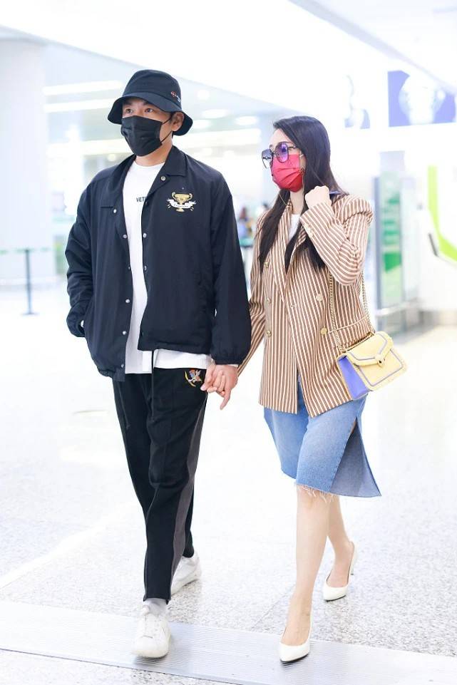 西装 52岁伊能静和42岁秦昊走机场,两人各穿各的,这造型看起来真不搭