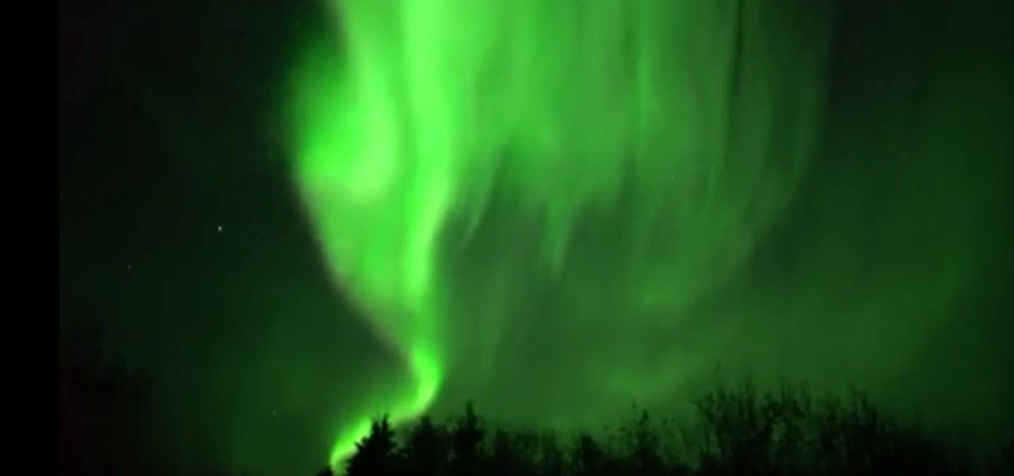 加拿大出现绝美极光，像绿色的薄纱在飞舞