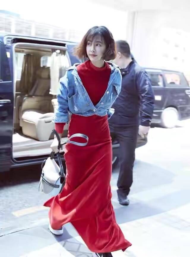 个性 蔡依林：衣服裤子全是洞？内搭吊带刷新了三观，个性风格好抢眼！