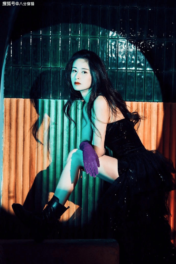 手套 瘦下来的颖儿气质真不赖,黑色礼服配丝绒手套,化身复古名媛