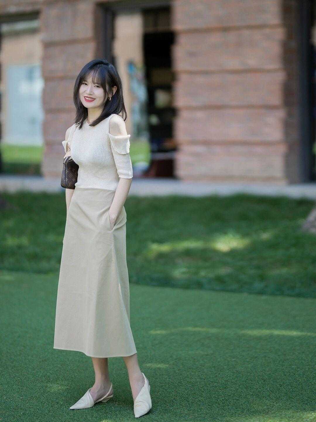 图片 秋冬的半身裙这样穿，时髦百搭又显气质，普通女生也能驾驭