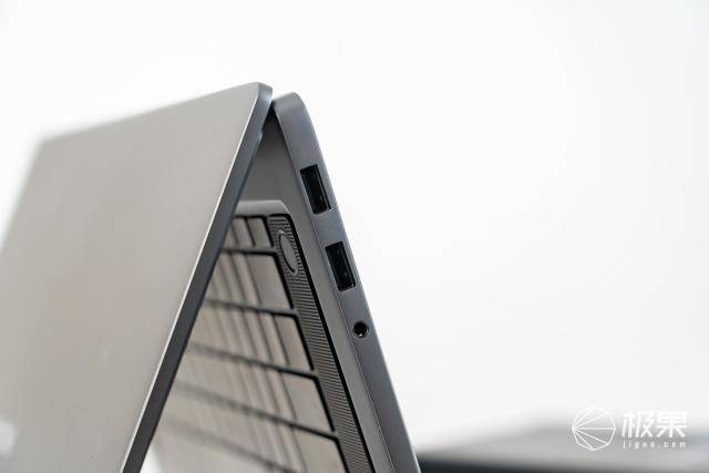 工作随时随地高效输出，数码博主出差途中也能过过“手”瘾