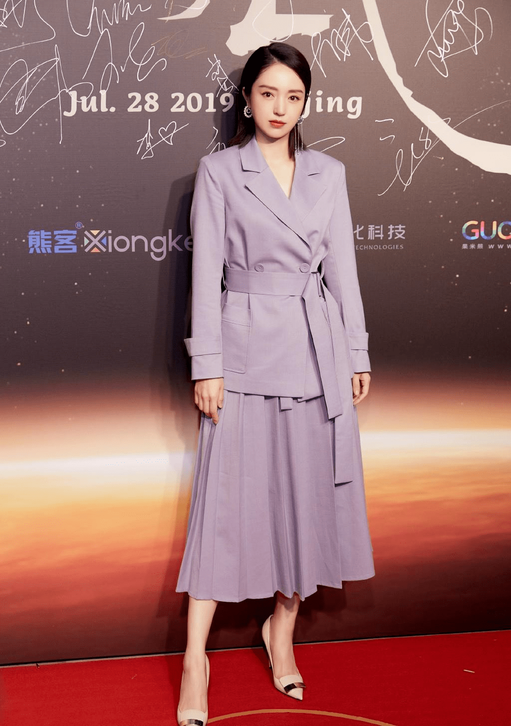 董璇 董璇的骨相美太有优势，穿红色亮片裙还扎丸子头，在哪都是女神