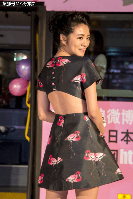 黑色 安以轩嫁豪门更拼了，露背装现身活动高调惹眼，双腿纤细更惹眼