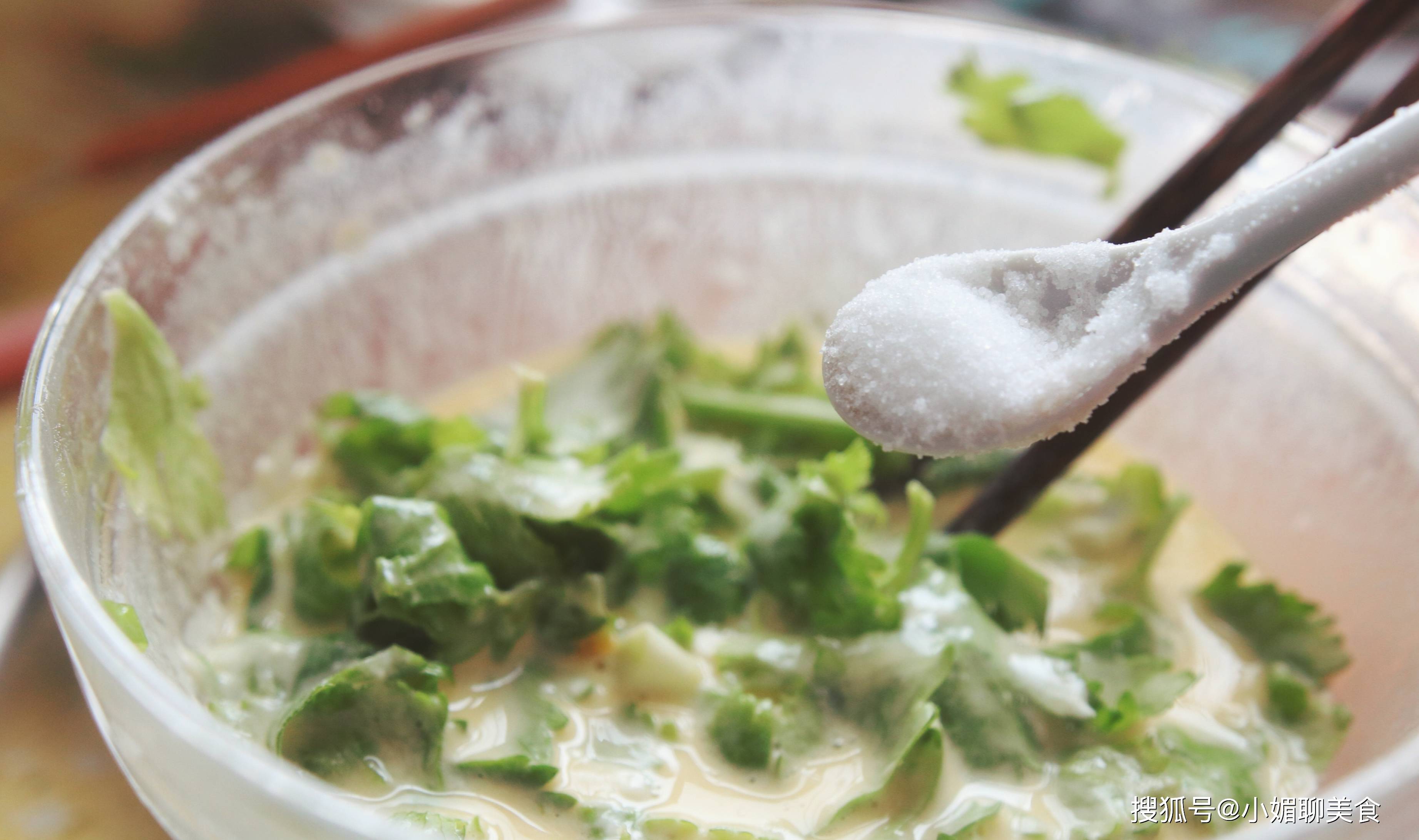 美食|芹菜叶别扔了，教你做芹菜叶鸡蛋饼，秒变色香俱全的营养早餐