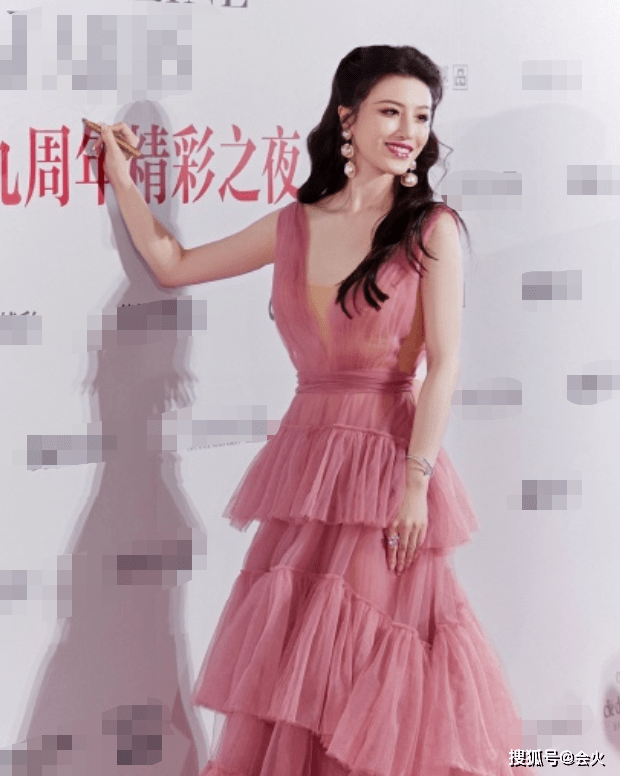 刘翔刘翔前妻葛天晒性感照！穿深V薄纱裙身材火辣，大方回应离婚嘲讽