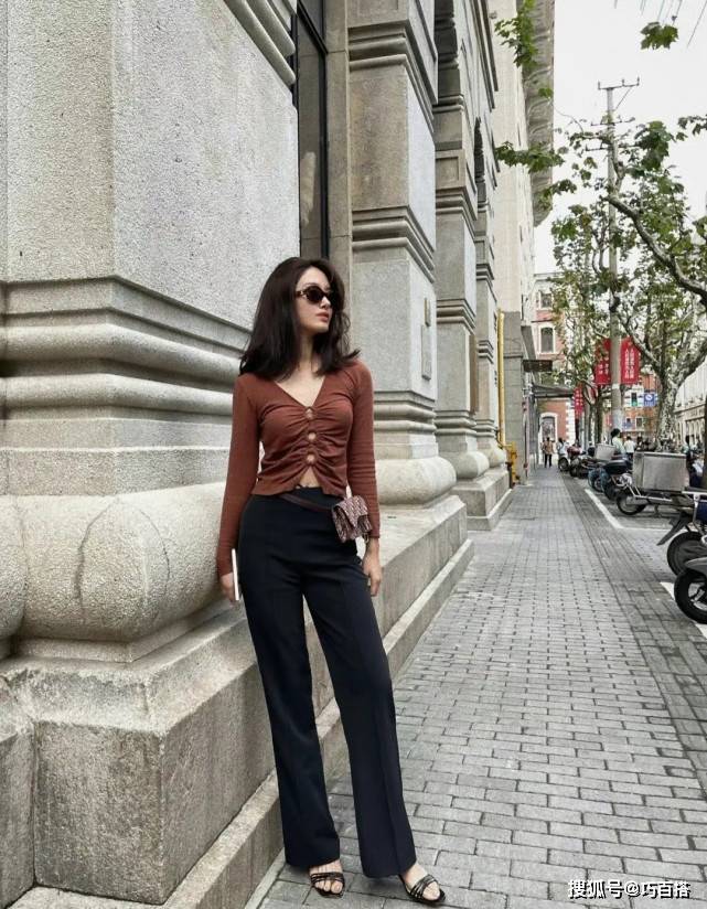 设计 杨采钰又成穿搭模板,“打底衫+长裤”,显高又气质