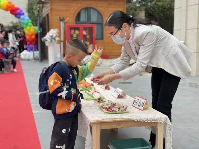 指印|金秋相遇 “幼”见美好-惠济区香山路幼儿园开学第一天特写