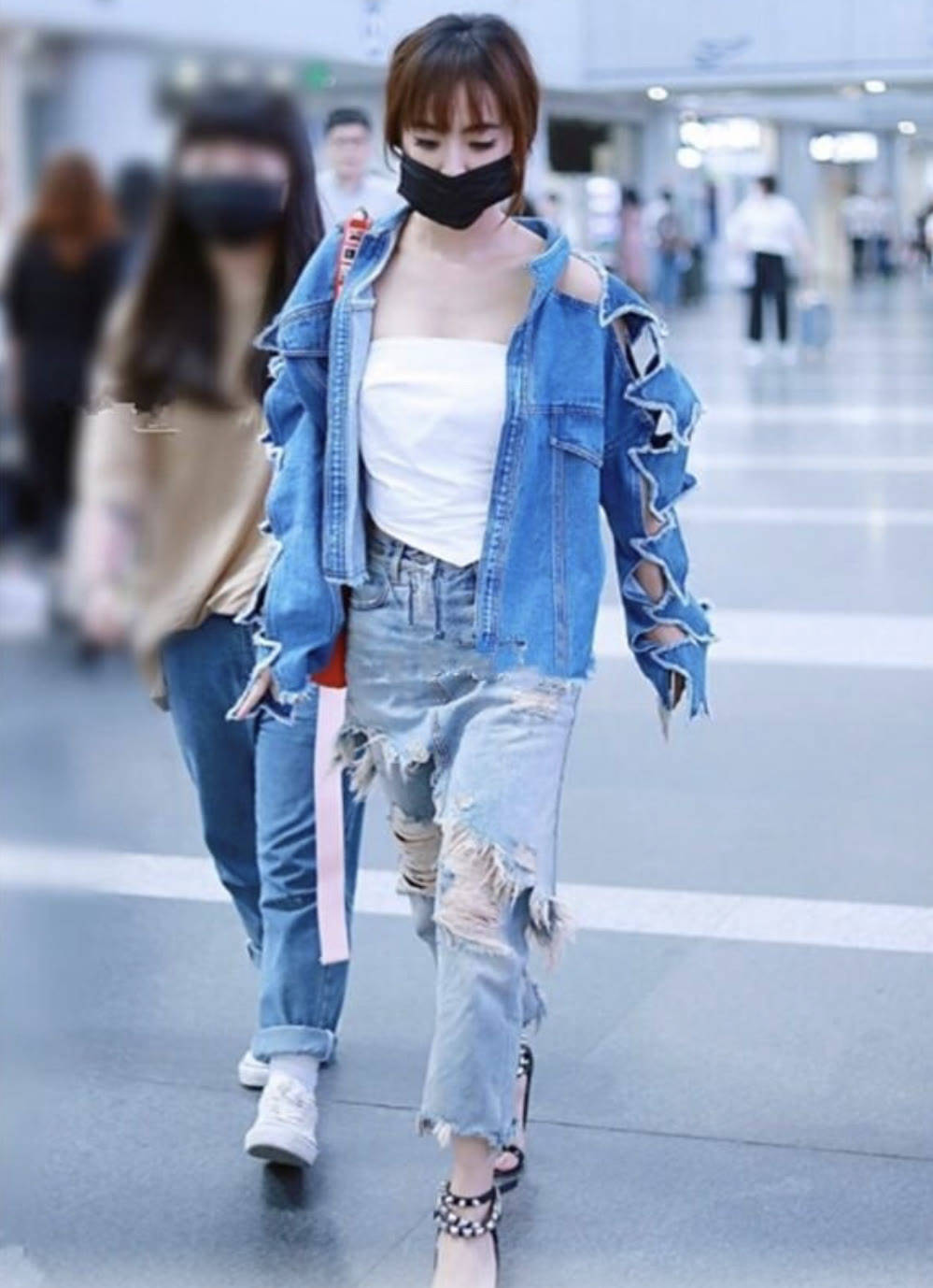 个性 蔡依林：衣服裤子全是洞？内搭吊带刷新了三观，个性风格好抢眼！