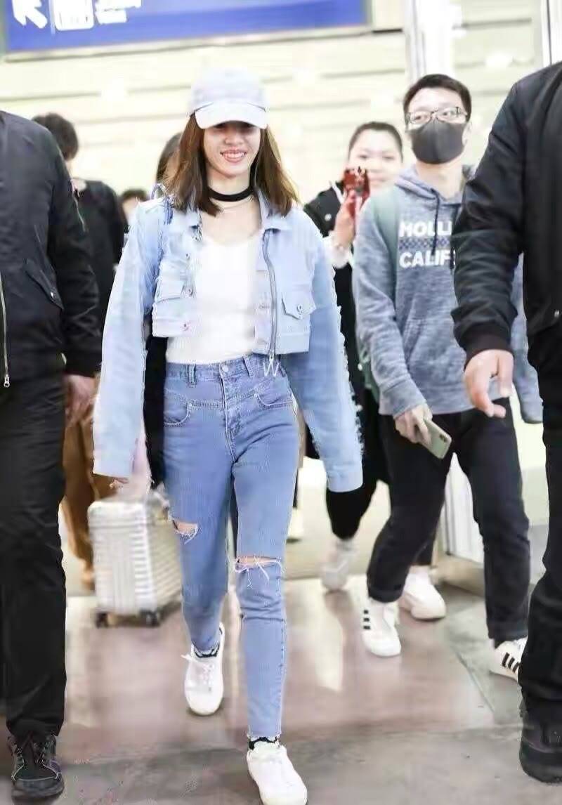 个性 蔡依林：衣服裤子全是洞？内搭吊带刷新了三观，个性风格好抢眼！