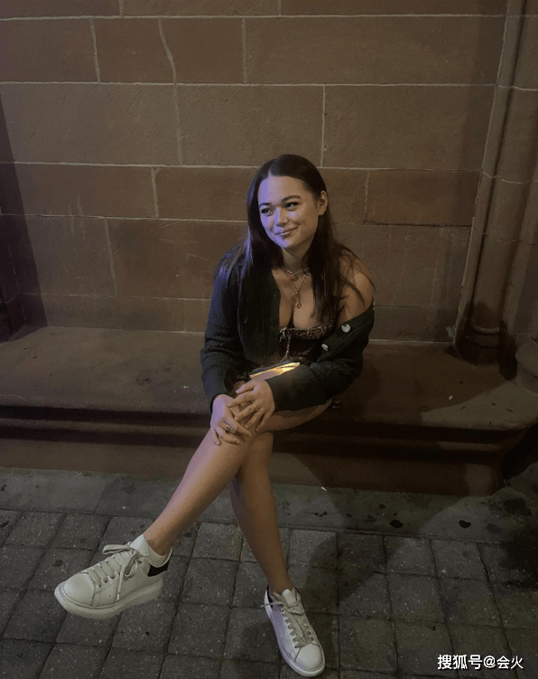 口红邓文迪大女儿晒美照，涂粉色口红略显性感，秀大长腿身材曲线完美