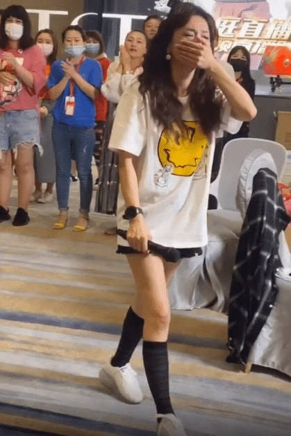 脸颊张庭尽想着穿的少女，这脸颊都凹陷没了胶原蛋白，是老阿姨了！