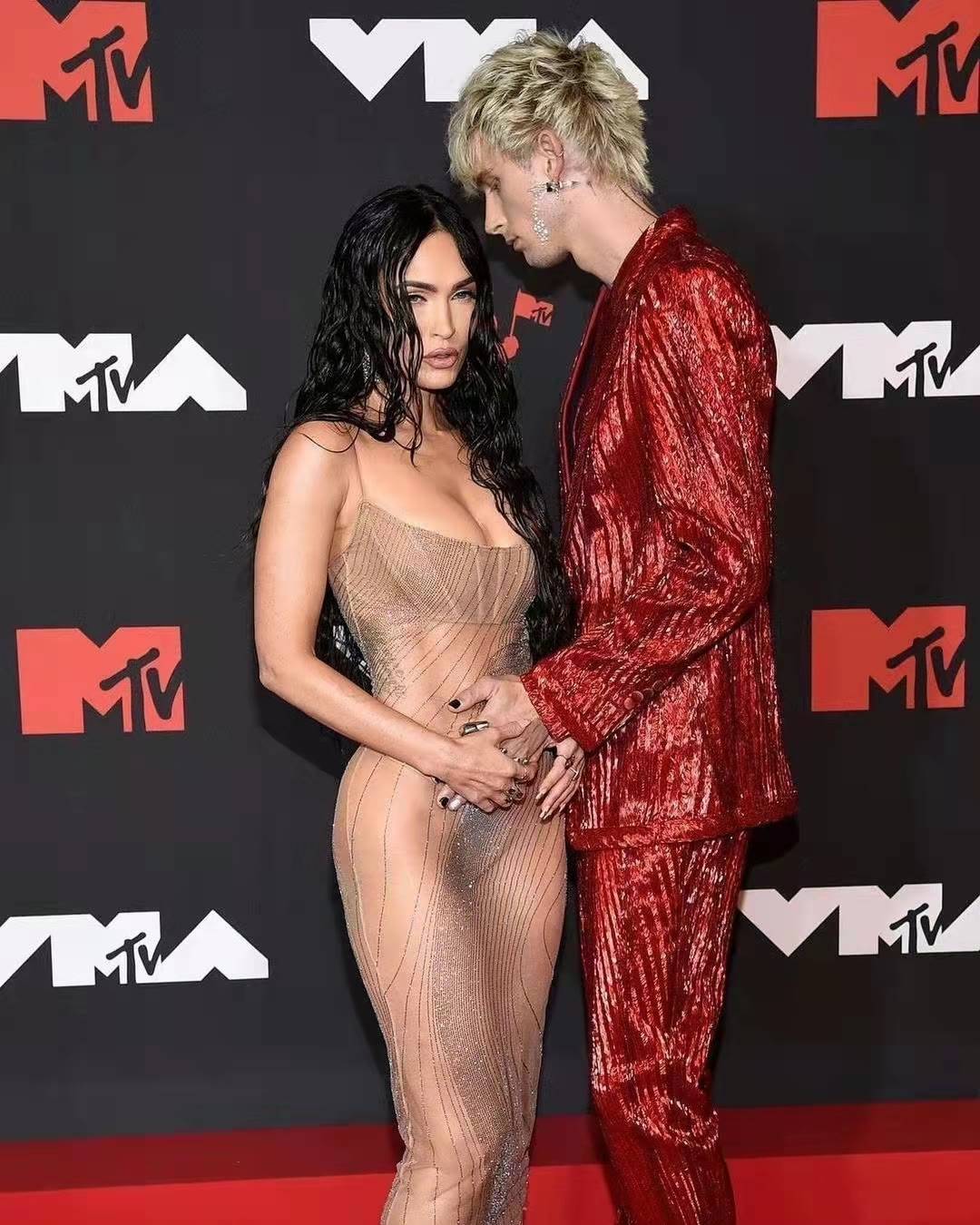 仙女辣妹鼻祖重出江湖，35岁梅根裙装造型又拽又撩，诠释极致性感