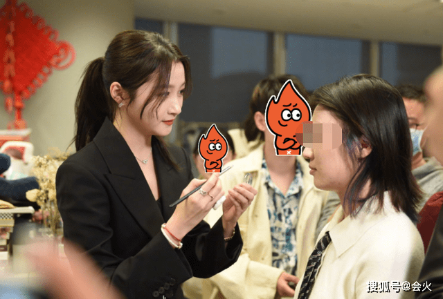 员工关晓彤和胡军为新剧做宣传，帮员工化妆超专业，现场分享瘦腿秘诀