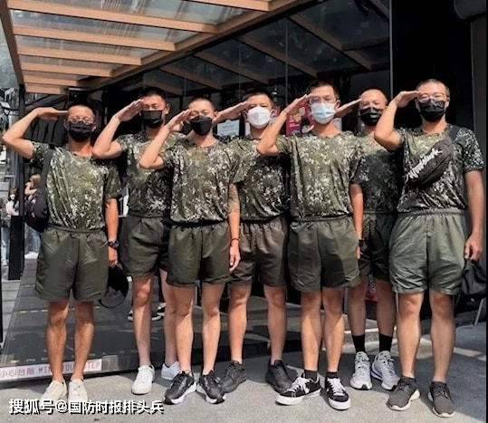 两岸紧张时刻 台新兵当街上演 当兵当疯了 台 陆军司令 悄悄去美国 台军 两岸紧张时刻 台新兵当街上演 当兵当疯了 台 陆军司令 悄悄去美国 台军