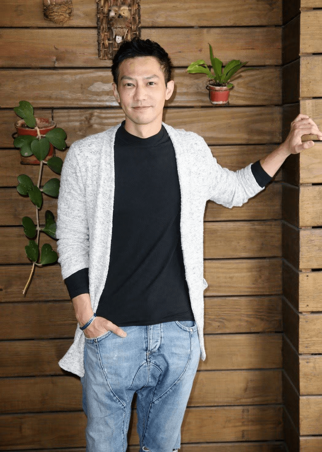 称不吃不喝60年才有钱买房,为后代发愁_邹承恩