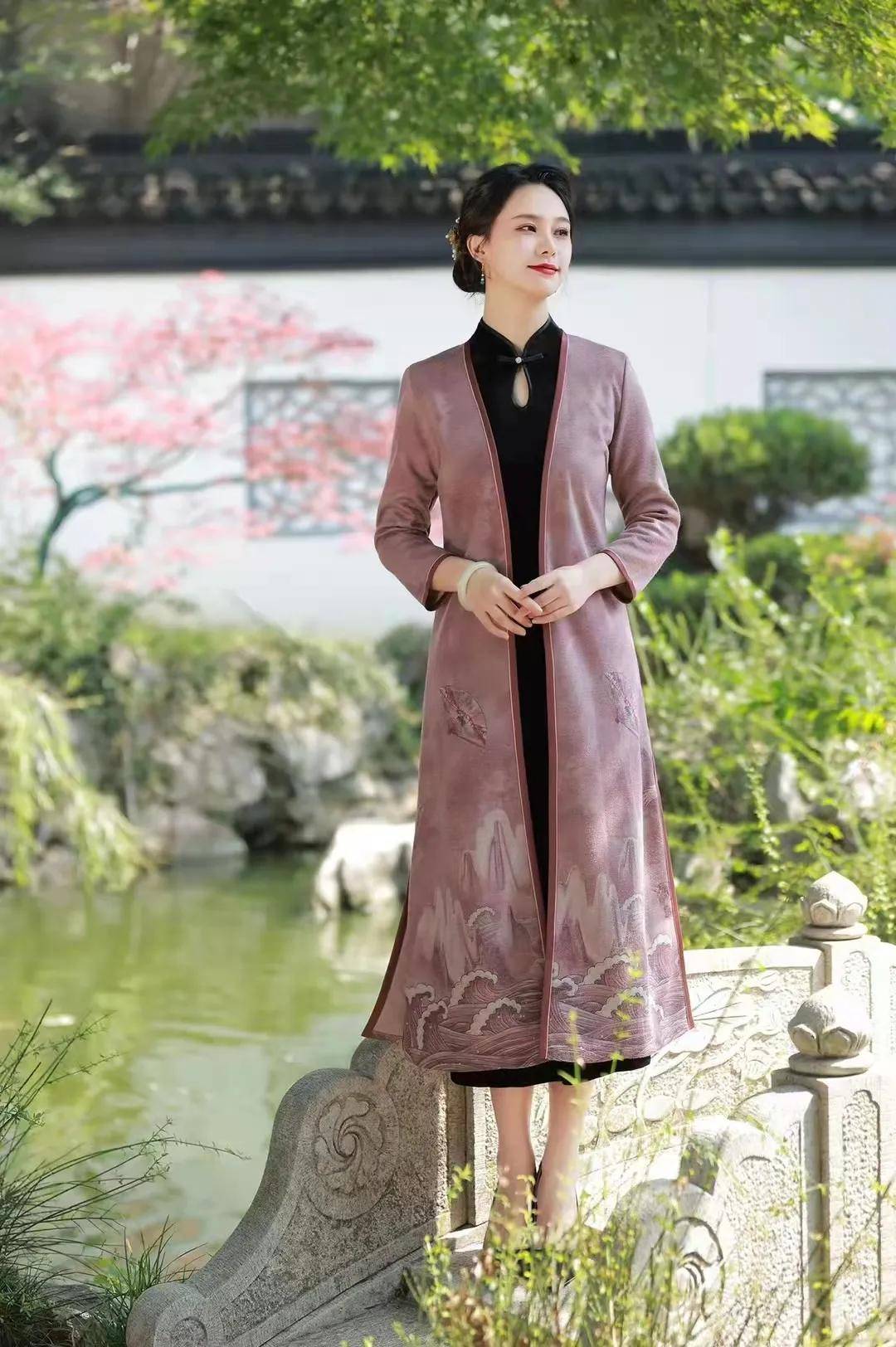静婉 女人过了40岁,穿衣要显气质,今秋学会这样穿旗袍,优雅又高级!