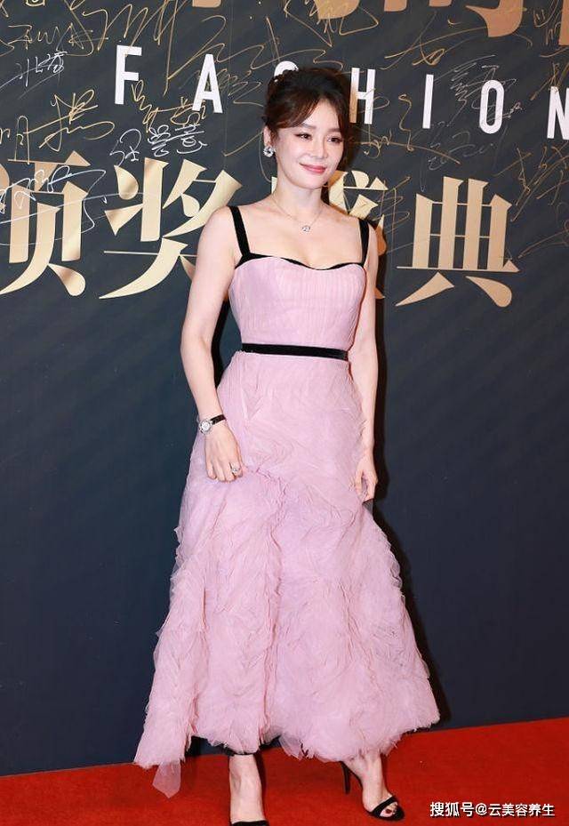 短裙 袁姗姗挺会穿裙装显气质的，黑裙领口特意加深加宽，复古味挺浓