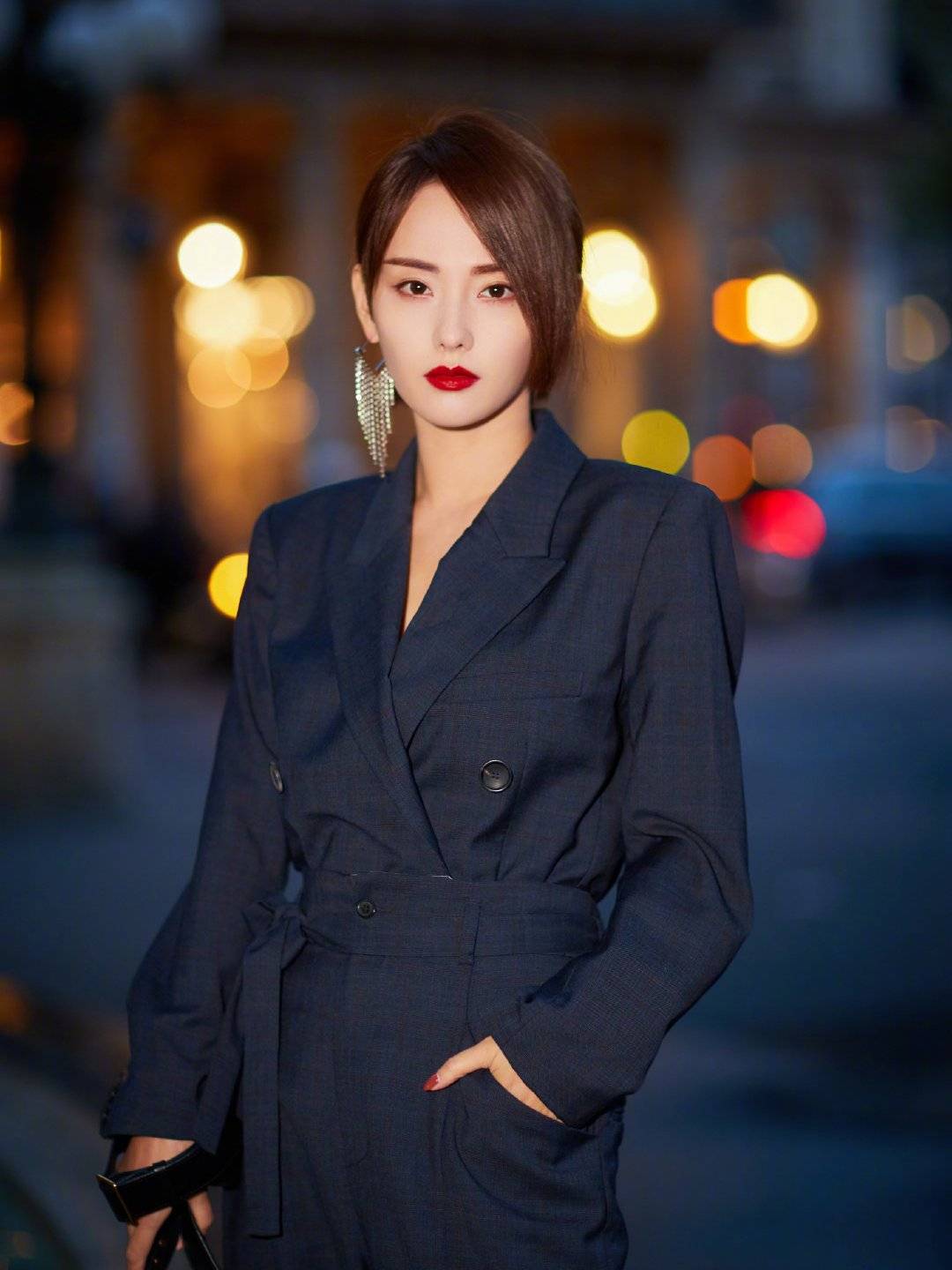 整体张嘉倪的落日晚霞妆“火”了，配上焦糖系衣装，32岁秒变18岁少女