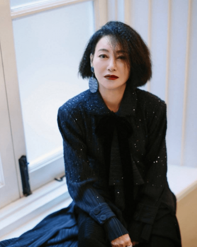 保养 惠英红与胡歌罕同框，短发爆炸头气场强大，两人相差22岁似同龄人