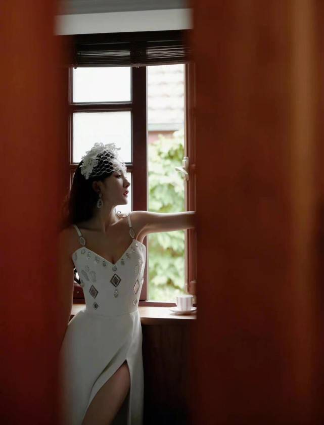 廓形 汤唯不愧是大花!穿深v秀事业线赢过杨幂,压轴出场成红毯大赢家