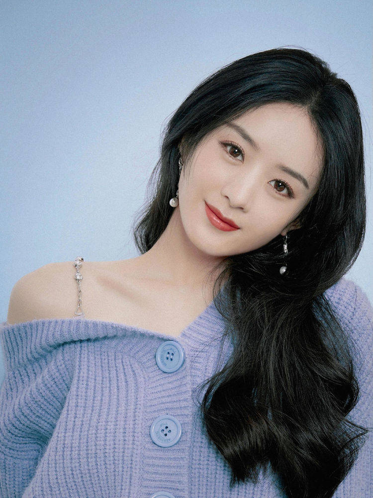 时尚女孩 简单的白衬衫在搭配了吊带外裙之后就变得层次感十足