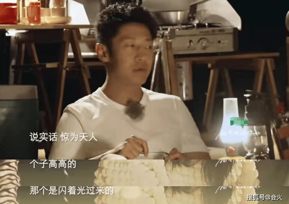 网友李思思蔡明罕同框跳舞！穿紧身薄纱衣秀身型曲线，烈焰红唇太风韵