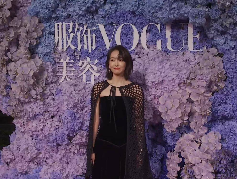 杨幂《VOGUE》盛典红毯：刘雯上衣像窗帘布，宋茜穿得仿佛要出海捕鱼