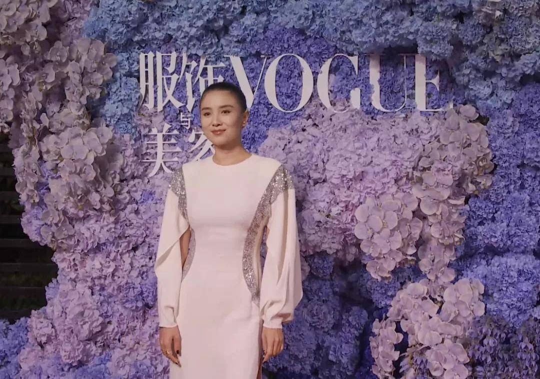 杨幂《VOGUE》盛典红毯：刘雯上衣像窗帘布，宋茜穿得仿佛要出海捕鱼