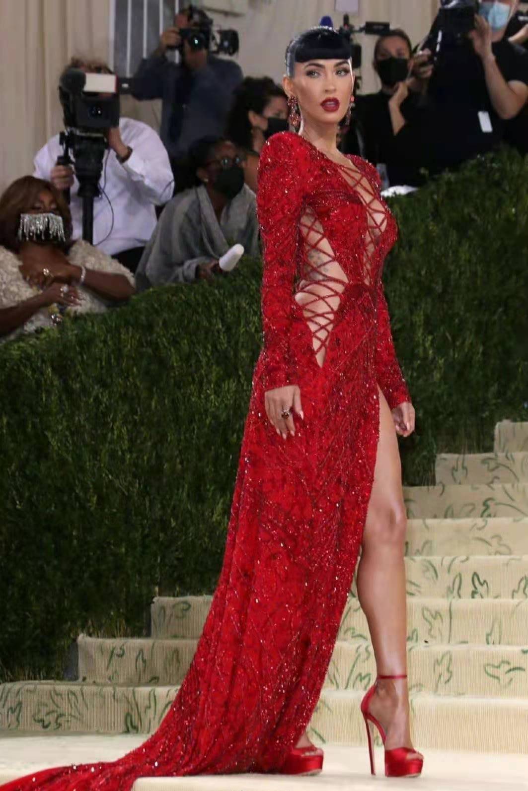 仙女辣妹鼻祖重出江湖，35岁梅根裙装造型又拽又撩，诠释极致性感