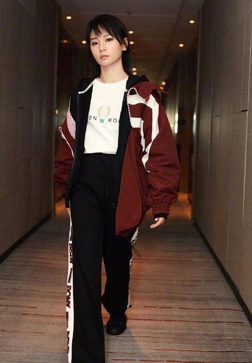 周笔畅 女歌手太霸气,运动外套穿出风衣的气质,真是气质女神